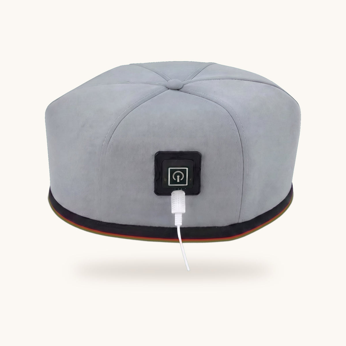Casquette LED grise avec bouton marche/arrêt, vue de face sur fond ivoire