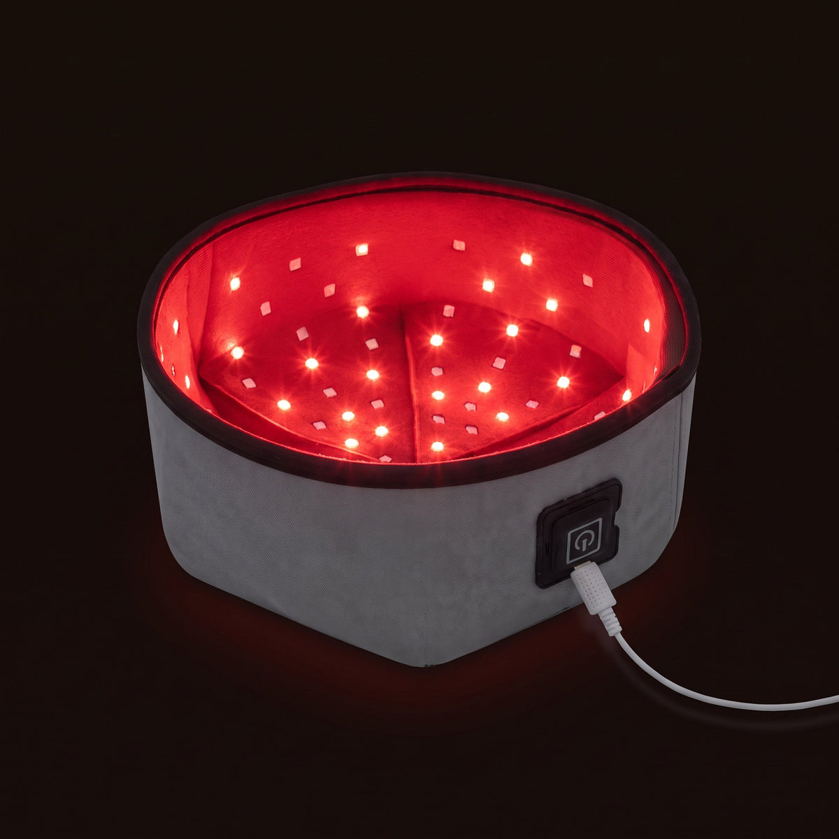 Intérieur de la casquette LED, LED rouges allumées, sur fond sombre