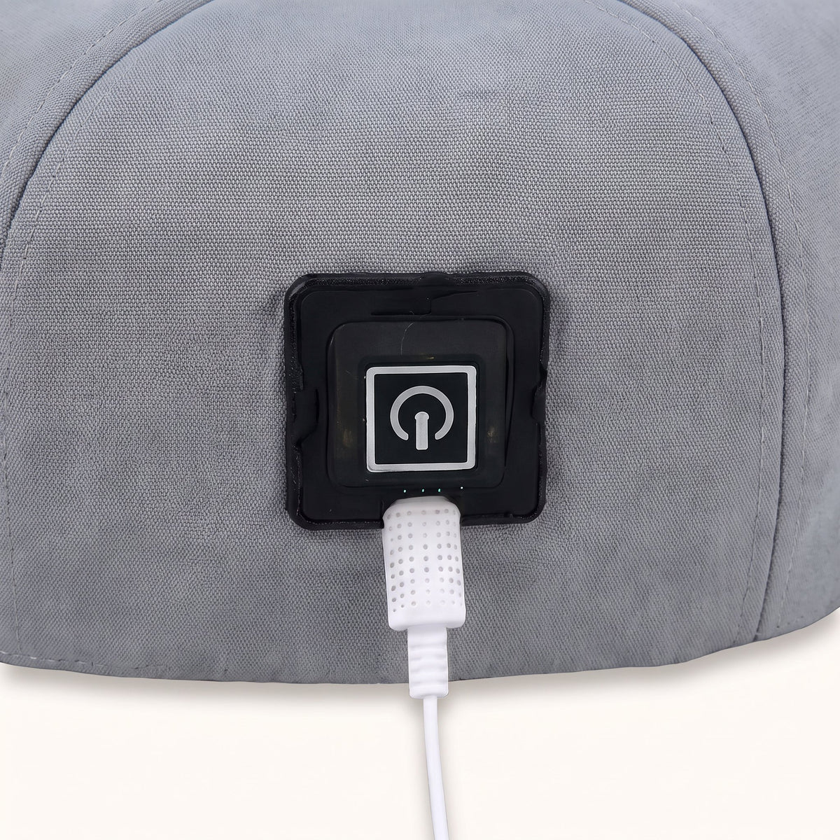 Détail en gros plan — bouton marche/arrêt de la casquette LED