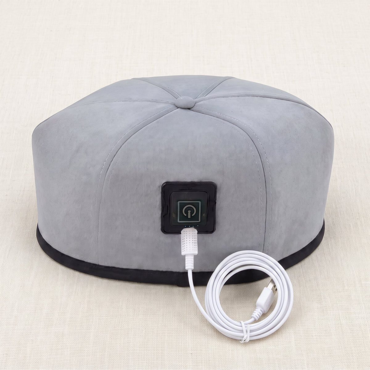 Contenu du colis : casquette LED grise et son câble, à plat
