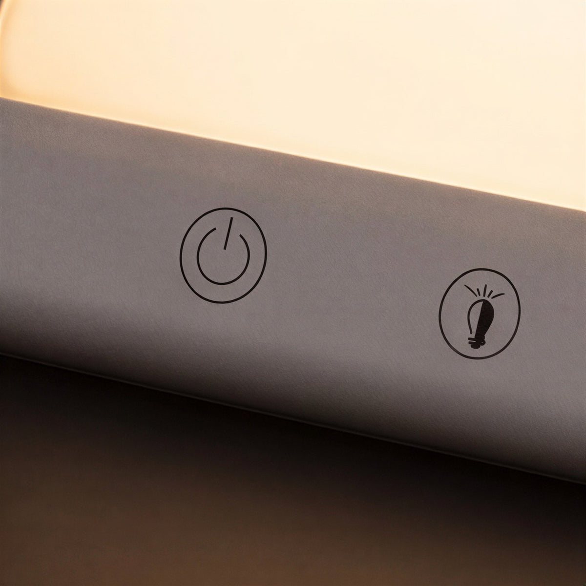Détail en gros plan — touches tactiles marche et intensité de la lampe