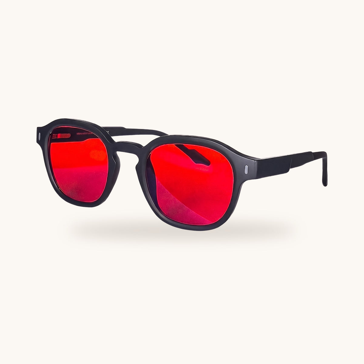Lunettes à monture noire et verres rouges, sur fond ivoire