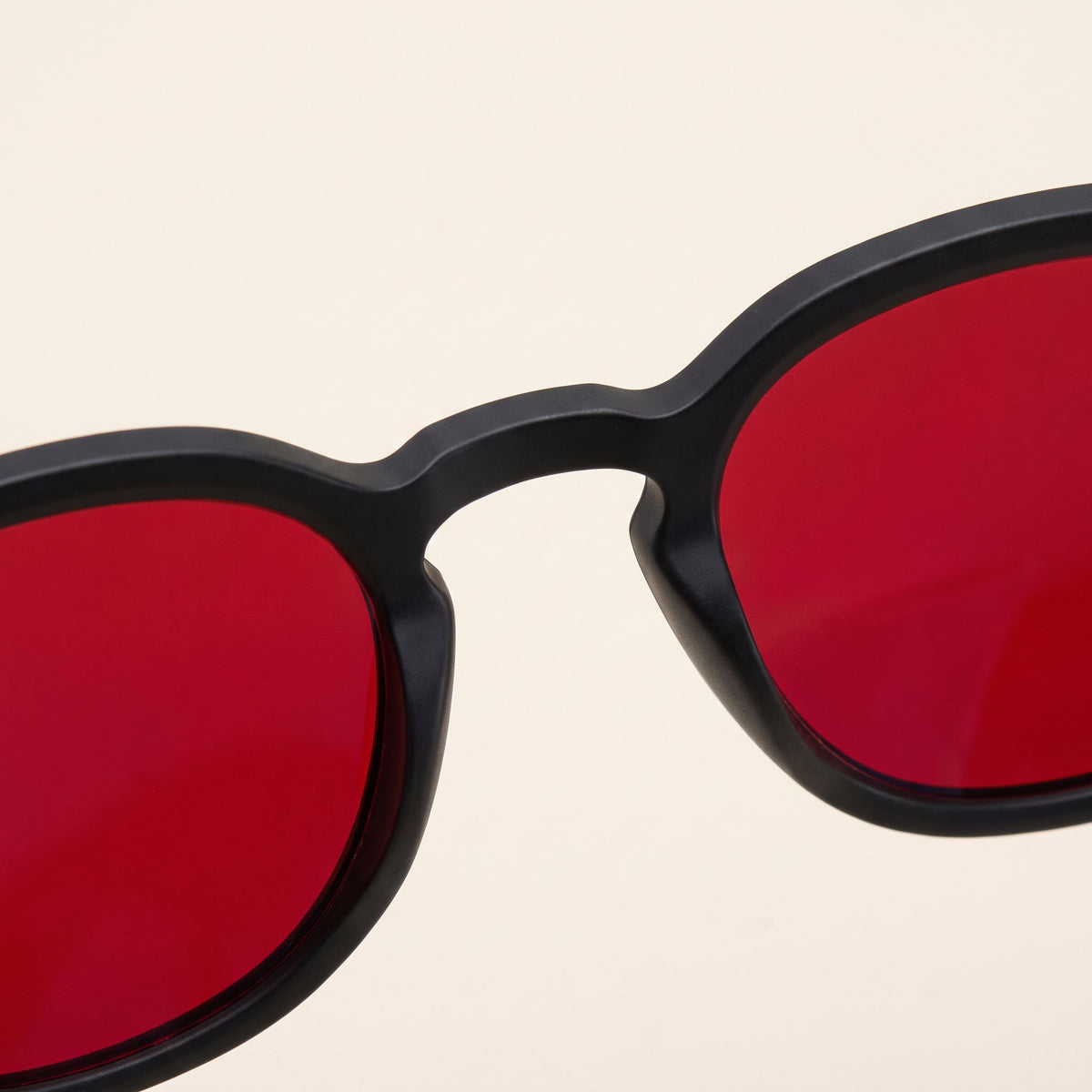 Gros plan sur le pont et un verre rouge des lunettes