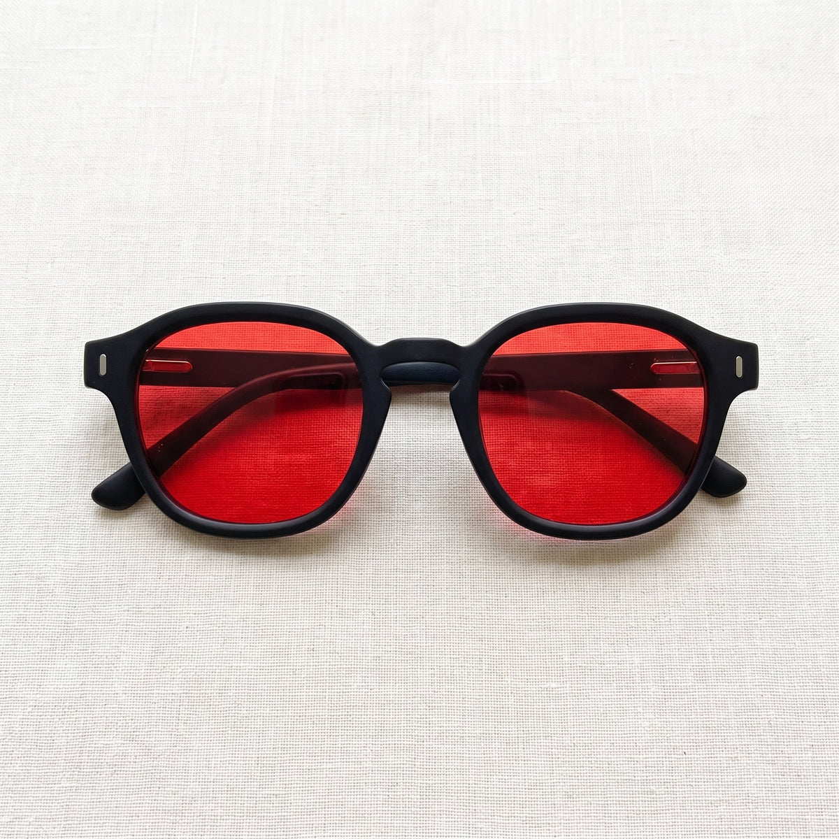 Contenu du colis : une paire de lunettes à verres rouges, à plat