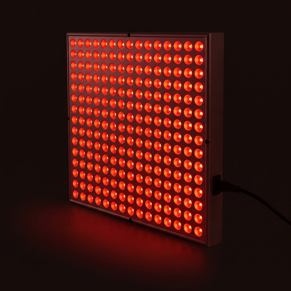 Panneau LED allumé en rouge sur fond sombre