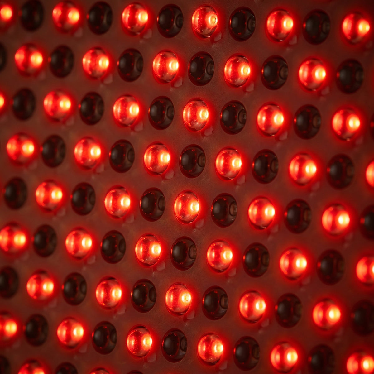 Détail en gros plan — LED rouges et LED proche infrarouge du panneau